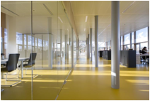 Beschrijving: Macintosh HD:Users:dirkhoeben:Desktop:Bestanden Dirk :werk:opdrachten:de Betongroep:foto's en tekst van vloer en vocht:Tab 1 - De uitstraling van een kunststofvloer  (2).jpg
